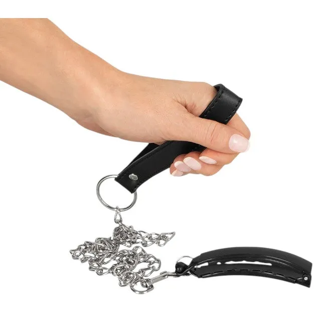 Clemă pentru labii BAD KITTY Pussy Clamp with a Leash. pentru jocuri erotice BDSM. cu lesă din lanț și piele ecologică. negru cu argintiu