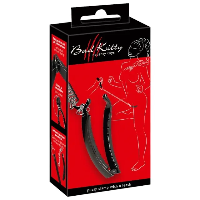 Clemă pentru labii BAD KITTY Pussy Clamp with a Leash. pentru jocuri erotice BDSM. cu lesă din lanț și piele ecologică. negru cu argintiu